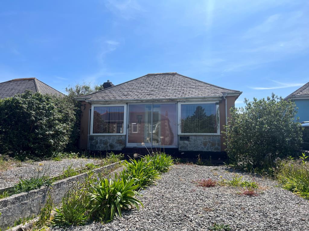 Lot: 163 - DETACHED BUNGALOW FOR UPDATING - Front elevation from roadside